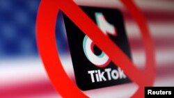 ธงชาติสหรัฐอเมริกา โลโก้แอป TikTok และสัญลักษณ์ต้องห้ามปรากฏอยู่ในภาพประกอบนี้ซึ่งถ่ายเมื่อ 16 ม.ค. 2025 (REUTERS/Dado Ruvic/Illustration)