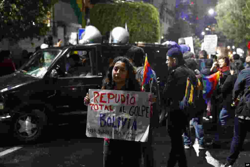 Una mujer sostiene un letrero que dice en español: "Repudio total al golpe en Bolivia. Fuera Yanquis y la OEA", mientras los bolivianos en México y los partidarios del expresidente Evo Morales protestaron frente a la embajada boliviana en la Ciudad de México, el lunes 11 de noviembre de 2019.