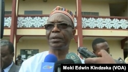 Gwamnan yankin Bamenda da aka sace dalibai 81 da shugaban makaranta a Kamaru Deben Tchoffo a lokacin ziyarar da ya kai makarantar Presbyterian 