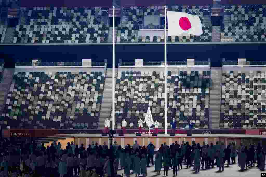 La bandera nacional de Japón ondea en el Estadio Olímpico de Tokio.
