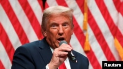El candidato presidencial republicano y ex presidente estadounidense Donald Trump participa en una charla junto a la chimenea con Tucker Carlson en 'Tucker Carlson Live on Tour' en Desert Diamond Arena, en Glendale, Arizona, EE.UU., 31 de octubre de 2024. REUTERS