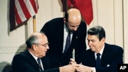 Президент Рональд Рейган, лидер СССР Михаил Горбачев и Павел Палажченко. Белый дом, 1987 г. (архивное фото) 