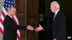 Le président américain Joe Biden et le président russe Vladimir Poutine se rencontrent à la "Villa la Grange", à Genève, en Suisse, le 16 juin 2021.