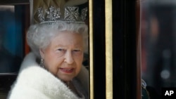 Ratu Elizabeth II saat menuju gedung parlemen Inggris di London, Rabu (27/5).