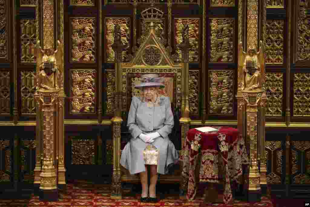 Britaniya qirolichasi Yelizaveta II nutq so'zlash arafasida. London.