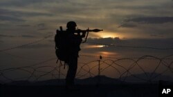 Penjaga keamanan perbatasan Pakistan bersiaga di pos perbatasan Pakistan-Afghanistan di Chaman, Pakistan, 5 Mei 2017. 