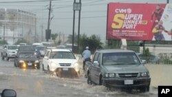 Las calles en Kingston, Jamaica, han sido inundadas por las fuertes lluvias del huracán Matthew.