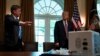 El director adjunto del Laboratorio de Propulsión de la NASA, Dave Gallagher, le muestra al presidente Donald Trump el prototipo del respirador.