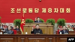 김정은(앞줄 가운데) 북한 국무위원장이 지난 1월 평양에서 열린 노동당 8차 대회에 참석하고 있다. 오른쪽은 최룡해 최고인민회의 상임위원장, 왼쪽은 조용원 당 비서.