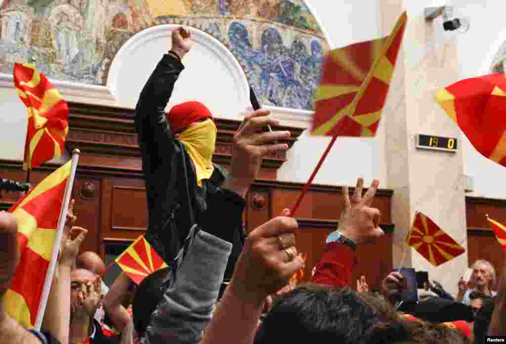 Masu zanga zanga sun shiga Ofishin 'yan Majalisa dake Skopje, Macedonia ranar 27 ga watan Afrilu shekarar 2017.