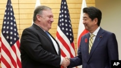 El secretario de Estado de EE.UU., Mike Pompeo, izquierda, se reunió con el primer ministro japonés Shinzo Abe para hablar sobre la política hacia Corea del Norte. 