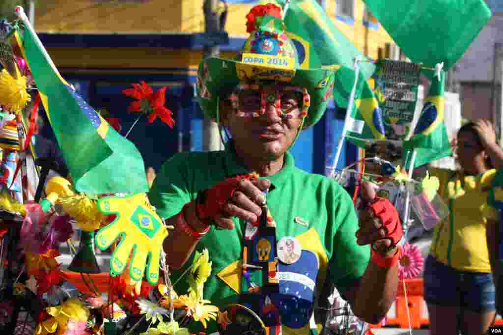A street vendor sells everything from Brazilian flags to green and yellow cowboy hats, in São Paulo, June 13, 2014. (Gesell Tobias/VOA)
