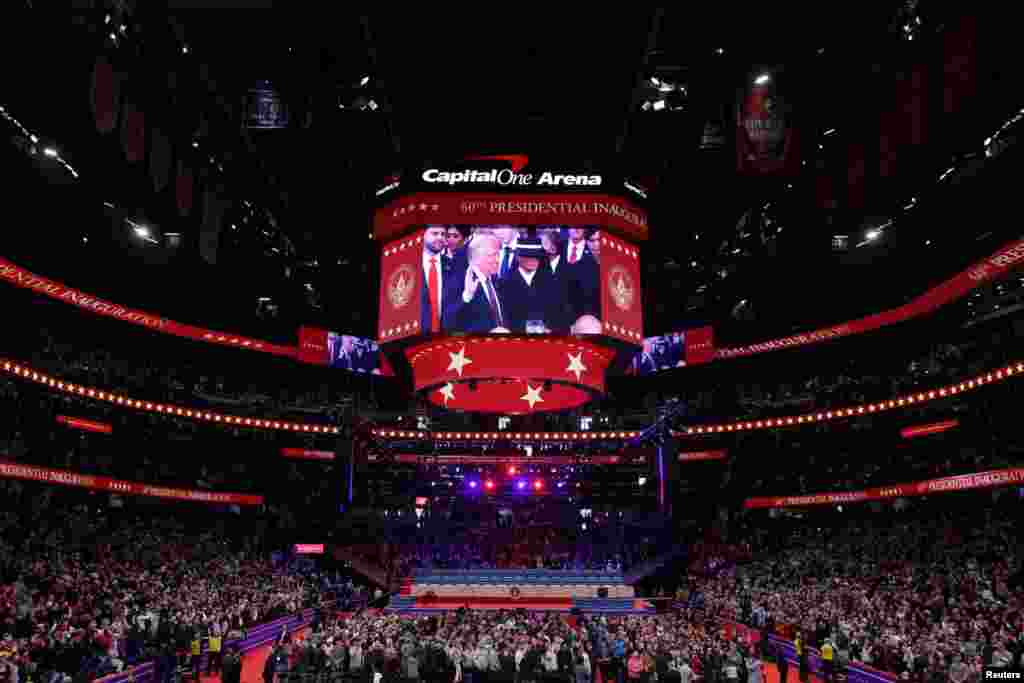 En Capital One se reunieron miles de seguidores de Trump para seguir en vivo la ceremonia de juramentación y el discurso. 