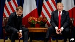 លោក​ប្រធានាធិបតី Donald Trump ជជែក​ជាមួយ​នឹង​លោក​ប្រធានាធិបតី Emmanuel Macron ក្នុង​កិច្ចប្រជុំ​មួយ​នៅ​សណ្ឋាគារ Palace នៅ​មហាសន្និបាត​អង្គការ​សហប្រជាជាតិ កាលពី​ថ្ងៃទី១៨ ខែកញ្ញា ឆ្នាំ២០១៧ ក្នុង​ក្រុង​ញូវយ៉ក។