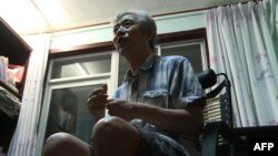 中国山东大学退休教授孙文广在济南家中接受访谈。（2013年8月28日）