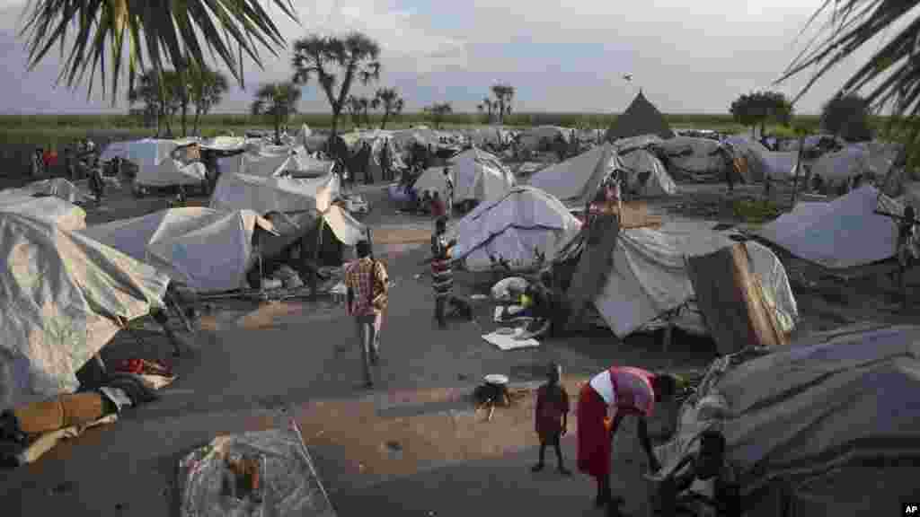 Près de 900 personnes déplacées vivent dans ce camp dans l’ile de Kok, Etat de l’Unité, 13 octobre 2015. (AP Photo/Jason Patinkin).