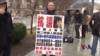 中国访民在华盛顿欲拦王毅座驾呈冤