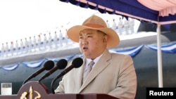Severnokorejski lider Kim Džong Un na svečanom testiranju podmornice (Foto: KCNA via Reuters)