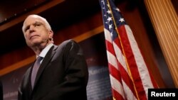 Le sénateur John McCain (R-Az.) Observe pendant une conférence de presse sa résistance à la soi-disant "abrogation maigre" de la Loi sur les soins abordables au Capitole, à Washington, le 27 juillet 2017.