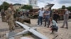 Люди розглядають російські безпілотники в центрі Києва, 15 червня 2023 р. (Фото: AP Photo/Efrem Lukatsky)