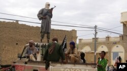Para milisi Islamis dari kelompok Ansar Dine yang semula menguasai kota Konna berhasil didesak mundur oleh pasukan Perancis (foto: dok). 