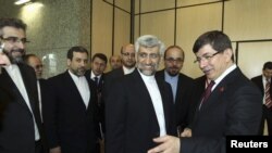 Turkiya Tashqi ishlar vaziri Ahmat Dovuto'g'li (o'ngda) Istanbulda Eron muzokarachisi Said Jaliliy (o'ngdan ikkinchi) bilan uchrashmoqda, 14-aprel, 2012-yil.