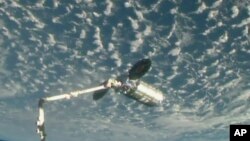 La cápsula Cygnus se prepara para acoplarse a la Estación Espacial Internacional el jueves, 24 de mayo, de 2018.