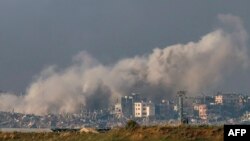 Dim iznad grada na severu pojasa Gaze (foto: Menahem KAHANA / AFP)