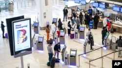 紐約拉瓜迪亞機場等待辦理登機手續的旅客。(2020年11月25日)