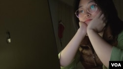“Zoom University,” a term frequently used to describe online classes, has left college students around the world dissatisfied and anxious. (Maddie Joung/VOA)
