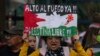 ARCHIVO - Un manifestante sostiene un cartel en favor del alto al fuego en Gaza durante una protesta contra la guerra entre Israel y Hamas, frente a la embajada de Estados Unidos, en la Ciudad de México, el 7 de enero de 2024.
