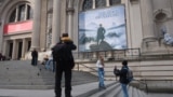 У входа в музей Метрополитен в эти дни. Фото Олега Сулькина.