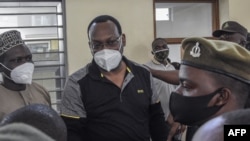 Freeman Mbowe, président du parti Tanzania Chadema, se tient dans le box des accusés au tribunal de première instance de Kisutu à Dar es Salaam, le 6 août 2021 (archives). 