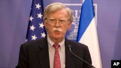 El asesor de seguridad nacional de Estados Unidos, John Bolton, habla a los medios de comunicación en Jerusalén, el domingo 23 de junio de 2019. (AP Foto/Tsafrir Abayov, Pool)