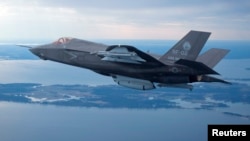 F-35 Joint Strike Fighter Lockheed Martin versi Korps Marinir AS terbang di atas rentang uji Atlantik di Patuxent River Naval Air Systems Command di Maryland. (Foto: Reuters)