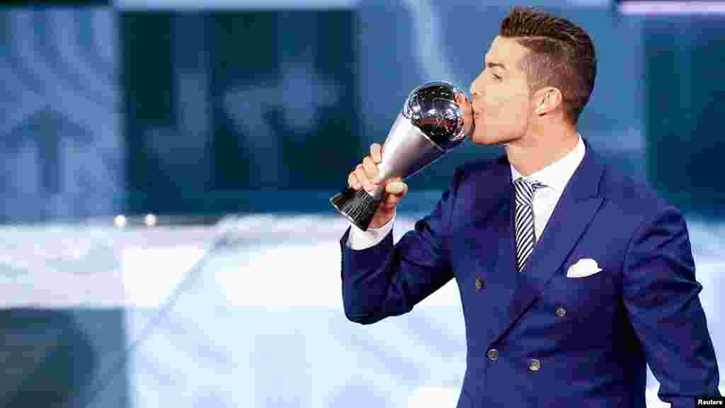 L'attaquant de Real Madrid Cristiano Ronaldo célèbre sa victoire avec son trophée, le 9 janvier 2016 .