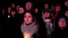 Ciudadanos en la Catedral de Magdeburgo sigue un servicio conmemorativo para las víctimas del ataque del mercado navideño del viernes, donde un coche se estrelló contra una multitud, en Magdeburgo, Alemania, sábado 21 de diciembre de 2024.