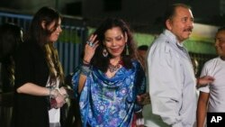 ARCHIVO - En esta fotografía de archivo del 6 de noviembre de 2016, el actual presidente de Nicaragua, Daniel Ortega, y su esposa, la candidata a la vicepresidencia, Rosario Murillo, salen después de emitir sus votos en Managua, Nicaragua.
