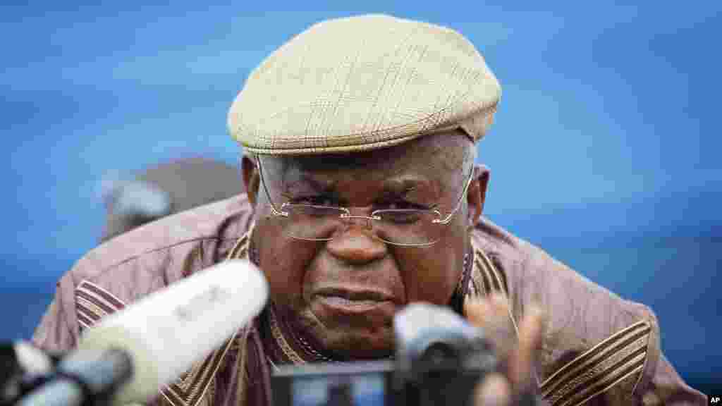 Etienne Tshisekedi s'adresse à la presse, le 26 novembre 2011.