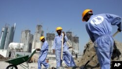 Des migrants asiatiques travaillent sur un chantier de construction à Dubaï, Émirats Arabes Unis, 4 octobre 2005. 