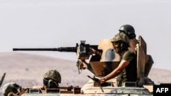 Tentara Turki duduk di atas tank menuju Suriah dari arah Karkamis, kota perbatasan Turki-Suriah di selatan wilayah Gaziantep (27/8).
