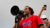 El cantante cubano Yotuel Romero se dirige a una multitud mientras la gente se manifiesta durante una protesta contra el gobierno cubano en Miami, el 11 de julio de 2021.