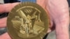 Las medallas de París 2024 llevarán un fragmento de la Torre Eiffel