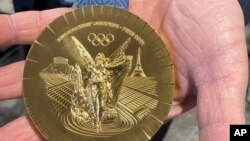El fragmento hexagonal tomado del icónico monumento quedará grabado en cada presea de oro, plata y bronce que se colgará en los cuellos de los deportistas en los Juegos Olímpicos de París.