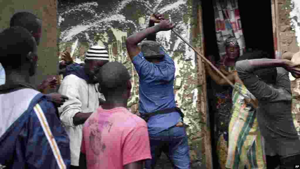 Les manifestants coincent à son domicile un membre présumé de la milice Imbonerakure de la jeunesse du parti, au pouvoir dans le quartier de Cibitoke de Bujumbura, au Burundi, jeudi 7 mai 2015.