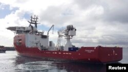 Kapal milik angkatan laut Australia di Perth (10/5) yang ikut dalam upaya pencarian pesawat Malaysia Airlines yang hilang.