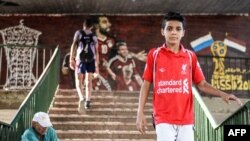 Un Egyptien portant le maillot de Liverpool FC au Caire, le 5 septembre 2018.