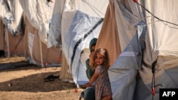 Sederetan tenda yang didirikan untuk warga Palestina yang mencari perlindungan di halaman pusat Badan Bantuan dan Pekerjaan PBB untuk Pengungsi Palestina (UNRWA) di Khan Yunis di Jalur Gaza selatan pada 19 Oktober 2023. (Foto: AFP)