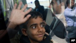 Seorang anak Yaman melambaikan tangan sebelum menaiki pesawat PBB di Bandara Internasional Sanaa, Yaman, 3 Februari 2020. 