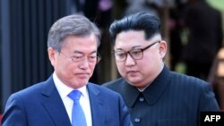 Le président sud-coréen Moon Jae-in et le dirigeant nord-coréen Kim Jong Un à la fin de leur sommet historique au village de Panmunjom, le 27 avril 2018.
